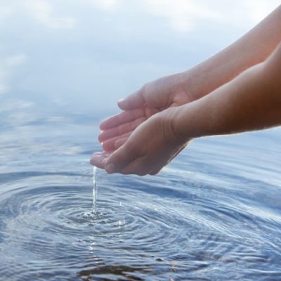 Kirsten Deutschländer-Wasser rinnt zwischen den Händen Kirsten Deutschländer-Wasser rinnt zwischen den Händen