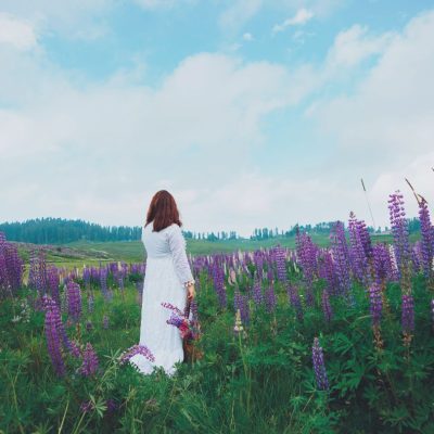 Pangera-Alexandra Morgana-Frau mit Rücken zur Kamera auf Wiese