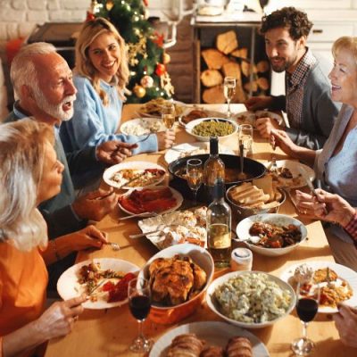 Saskia Dürr-Familie sitzt Weihnachten an einem Tisch